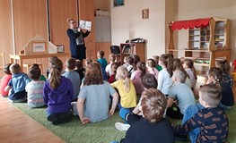 Pani Małgosia czyta dzieciom książkę 