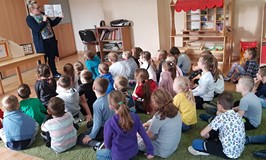 Pani Małgosia czyta dzieciom książkę 