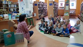 Pani Wiola opowiada przedszkolakom historię najsłynniejszych niedźwiadków