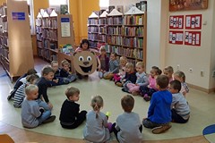 Pani Wiola opowiada o naszej bibliotece