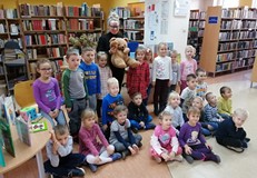 Grupowe zdjęcie przedszkolaków z Panią Małgosią i ZNAJDKIEM