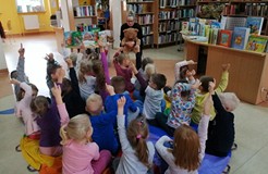 Pani Małgosia przepytuje przedszkolaki ze znajomości najsłynniejszych niedźwiadków