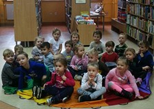 Pani Wiola opowiada przedszkolakom historię najsłynniejszych niedźwiadków