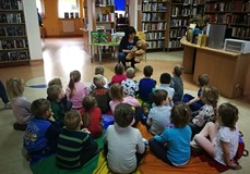 Pani Wiola opowiada przedszkolakom historię najsłynniejszych niedźwiadków
