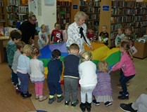 Przedszkolaki usypiają ZNAJDKA na chuście animacyjnej