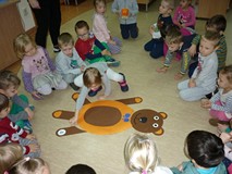 Przedszkolaki układają postać misia