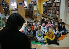 Pani Wiola opowiada przedszkolakom historię wielkich dinozaurów