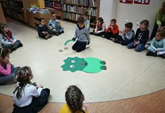 Przedszkolaki układają postać dinozaura
