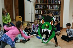Czas na posiłek - przedszkolaki karmią T-rexa