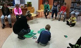 Dzieci układają sylwetkę dinozaura