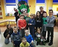 Wspólne zdjęcie trzecioklasistów z T-rexem i Panią Małgosią