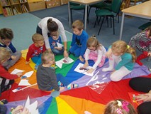 Dzieci układają puzzle ze świątecznymi obrazkami