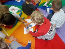 Dzieci układają puzzle ze świątecznymi obrazkami