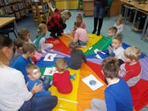 Dzieci układają puzzle ze świątecznymi obrazkami