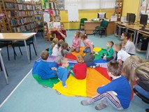 Bibliotekarka czyta dzieciom opowiadanie