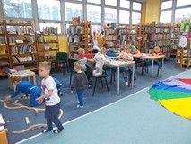 dzieci bawią się w bibliotece