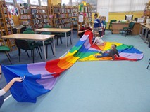 Dzieci przechodzą przez tunel animacyjny