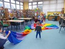 Dzieci przechodzą przez tunel animacyjny