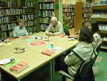Na zdjęciu uczestnicy rozmawiają o książce