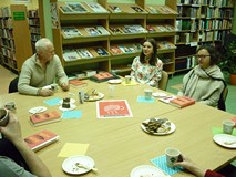 Na zdjęciu uczestnicy rozmawiają o książce