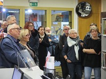 Publiczność zgromadzona na wernisażu wystawy fotografii Tomasza Majewskiego.