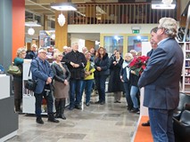 Publiczność zgromadzona na wernisażu wystawy fotografii Tomasza Majewskiego.