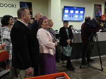 Publiczność zgromadzona na wernisażu wystawy fotografii Tomasza Majewskiego.