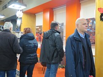 Publiczność zgromadzona na wernisażu wystawy fotografii Tomasza Majewskiego.