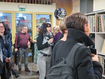 Publiczność zgromadzona na wernisażu wystawy fotografii Tomasza Majewskiego.