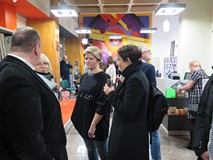 Publiczność zgromadzona na wernisażu wystawy fotografii Tomasza Majewskiego.