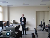 Jacek Prądziński prowadzący szkolenie w Koszalińskiej Bibliotece Publicznej