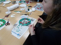 Dziewczynka wykonuje pracę plastyczną