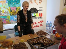 Przysmaki przyrządzone przez Kuchnię Społeczną i pani sprzedająca.