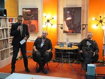 Dyrektor KBP, Dariusz Pawlikowski wita zgromadzonych gości. Oboz przy stoliku siedzą: Piotr „Berial”
