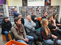 Publiczność zgromadzona na spotkaniu poświęconym zespołowi 