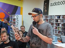Prowadzący spotkanie dziennikarz muzyczny Mariusz Rodziewicz.