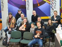 Publiczność zgromadzona na spotkaniu poświęconym zespołowi 