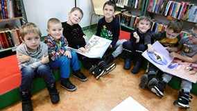 Dzieci przeglądają książki