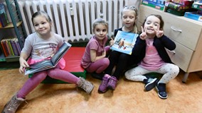 Dzieci z książkami