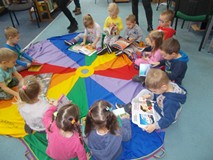 Dzieci oglądają ksiażeczki