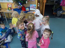 Dzieci otrzymują prezenty od Olafa