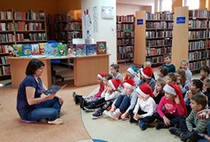 Pani Wiola czyta przedszkolakom Wielką zadymę z Mikołajem