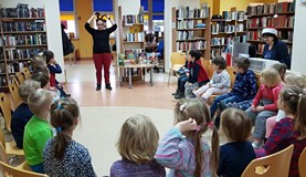 Pani Małgosia wita czterolatki w bibliotece