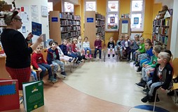Pani Małgosia prezentuje świąteczne książeczki z naszych zbiorów