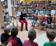 Pani Małgosia prezentuje świąteczne książeczki z naszych zbiorów