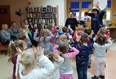 Czterolatki podczas rozgrzewki