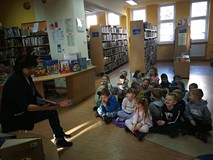 Pięciolatki słuchają czytającej pani Wioli