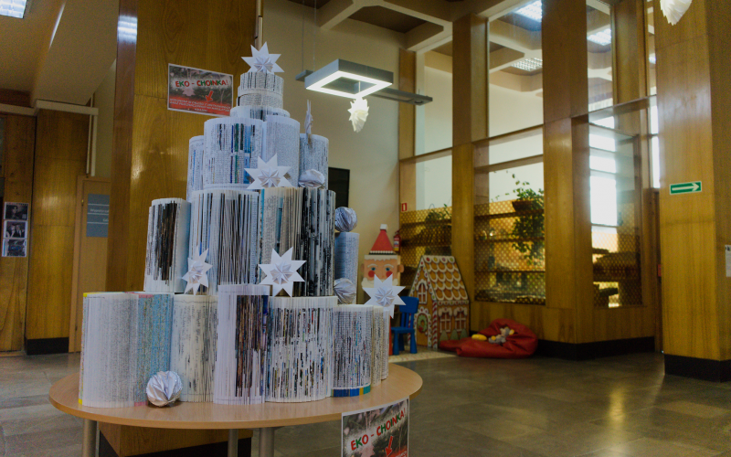 Wnętrze Koszalińskiej Biblioteki Publicznej. Na stole widoczna jest świąteczna ozdoba...