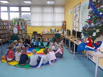 Dzieci siedzą w kole i opowiadają o zwyczajach świątecznych