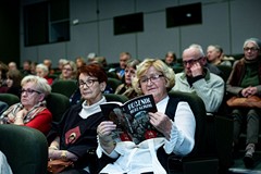 Publiczność przegląda najnowszy numer Rocznika Koszalińskiego